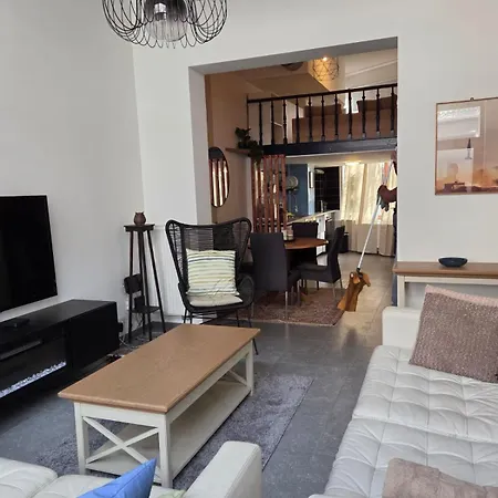 Industrial-style Loft With Mezzanine Bedroom In Prime Area 아파트 브뤼셀