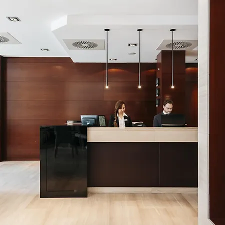 Catalonia Grand Place Hotell 4*