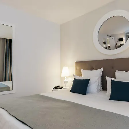 Catalonia Grand Place Hotel