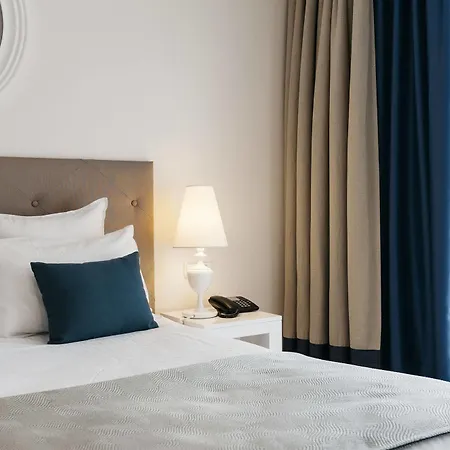 Catalonia Grand Place Hotel