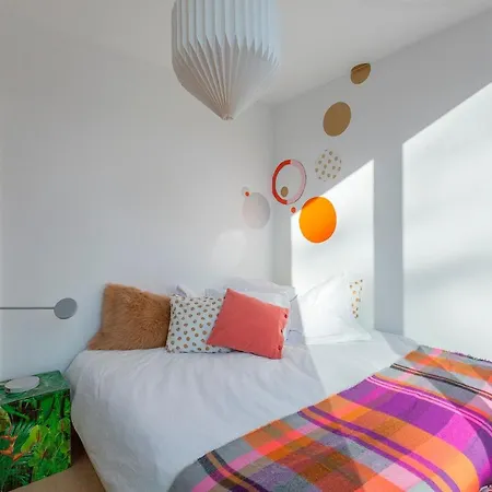Unit 6 - Colorful Smart Triplex Private Garden & Parking *