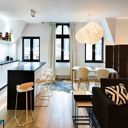 Charles - Grand Place Aparthotel 4*