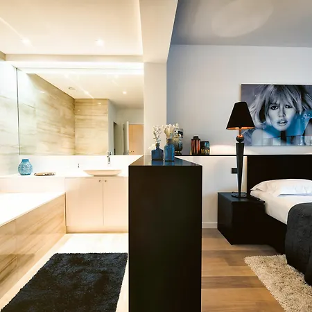 Charles - Grand Place Aparthotel 4*