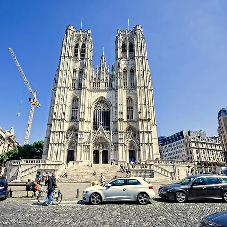 Charles - Grand Place Aparthotel 4*