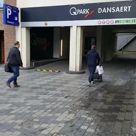 Les Pieds A La Grande Place