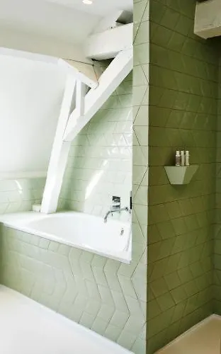 Des Galeries Hotell 4*