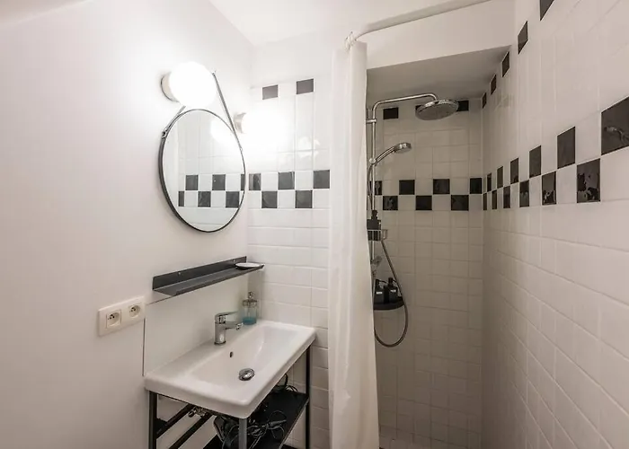 Superb 3 Bedroom & 3 Bathroom Duplex In Centre *