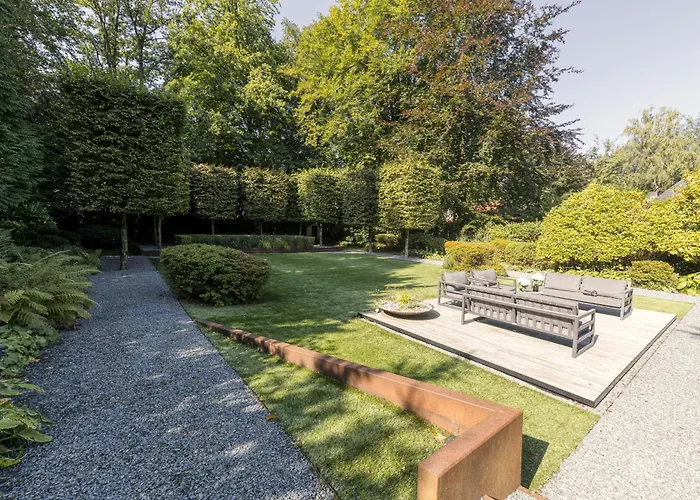 Luxurious 1000m2 With Garden And Pool *