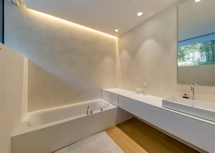 Вилла Luxurious 1000m2 With Garden And Pool