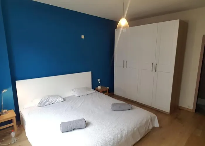 Fully Equipped Two Bedroom Schuman Area Apartment