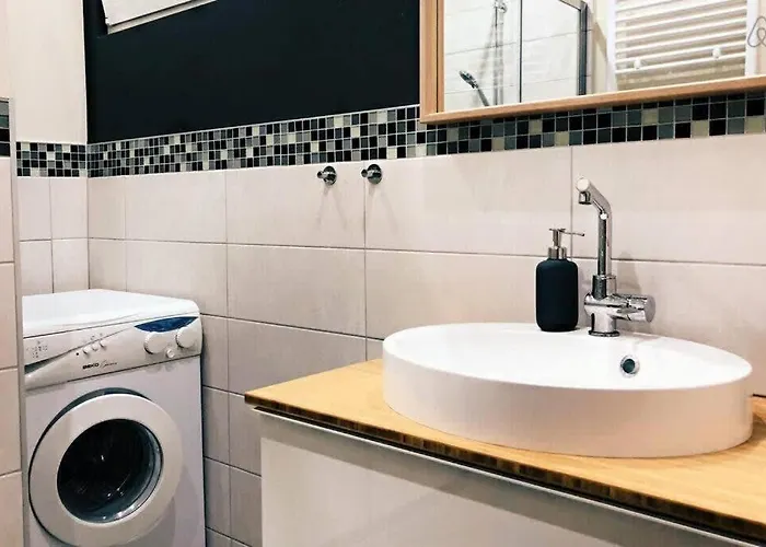 Fully Equipped Two Bedroom Schuman Area *