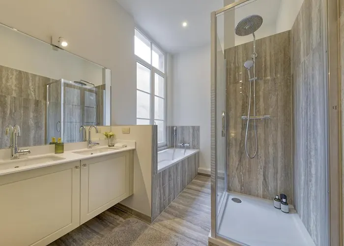 In The Hyper-center 公寓 *