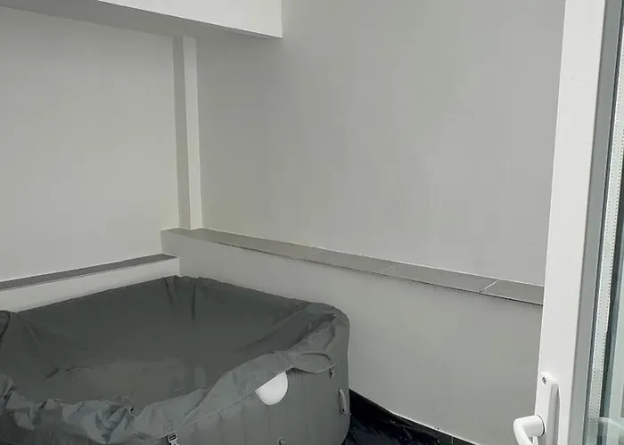 Luxury 2br & Jacuzzi Near Expo 12 & Ing Arena *