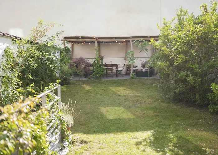 Cozy With Garden בית אירוח