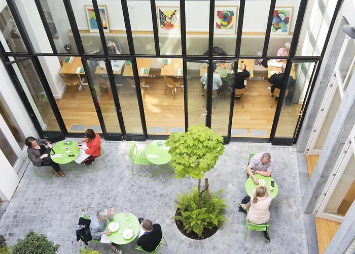 デス ギャラリー ホテル 4*