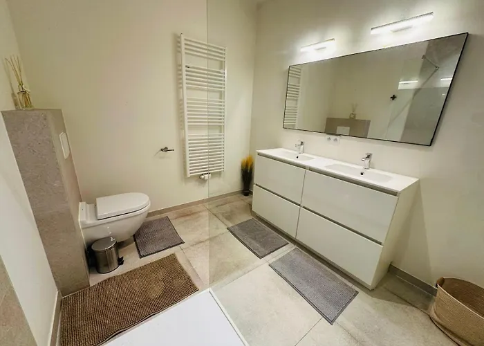 The Experience - 2 Bedroom Bright, Spacious &