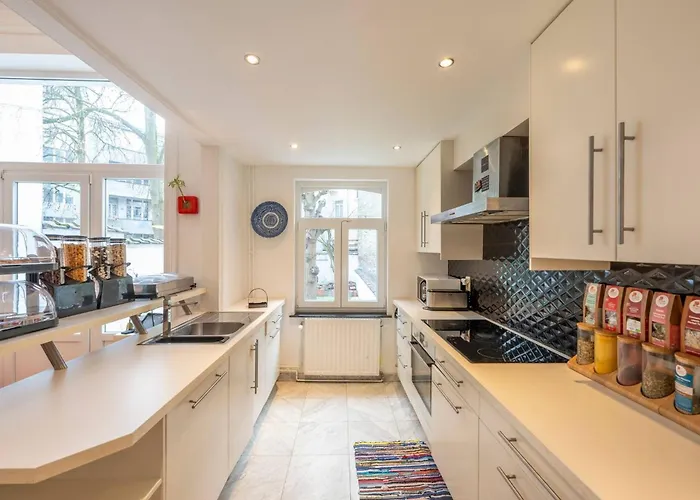 Euro Edens Cosy Historic In Jacuzzi, Garden, Location 3* Bruselas