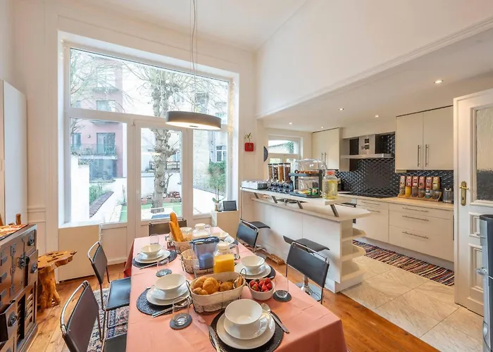 Euro Edens Cosy Historic In Jacuzzi, Garden, Location Pensión 3*