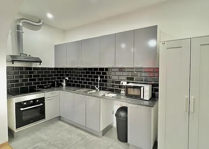 Διαμέρισμα Spacious For 6 Near Center Of