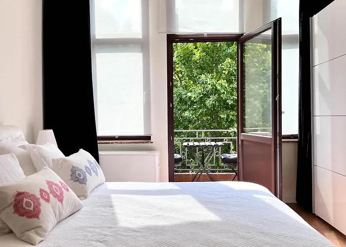 Chic Heart Of The With Balcony Bruxelas