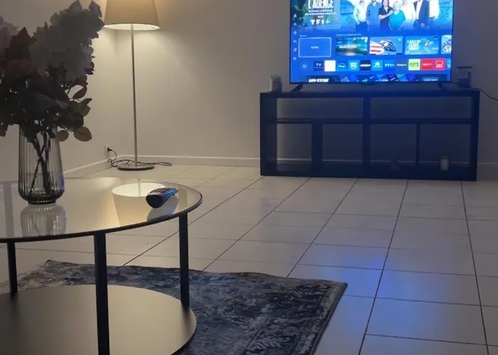 Modern 1br And Sofa Bed Near Airport דירה *