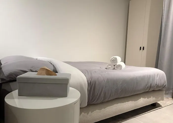 Residentiel A Tour Et Taxi Apartmán