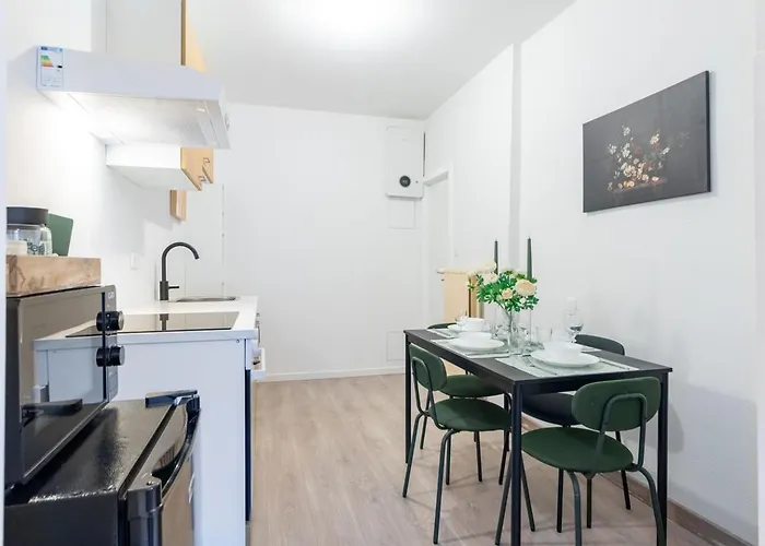 Over Two Floors For 5 Guests Near Midi & Grand Place * Brüssel