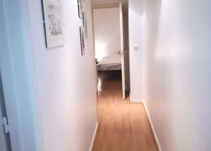 Bright And Cosy In דירה בריסל