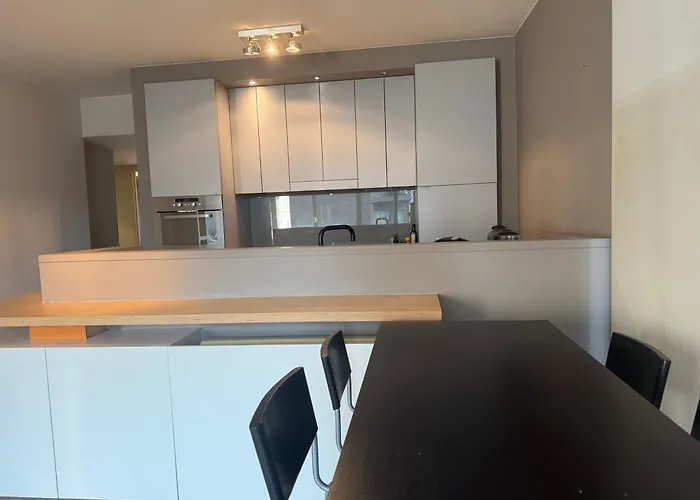 With 2 Bedrooms - Sleeps 6 *