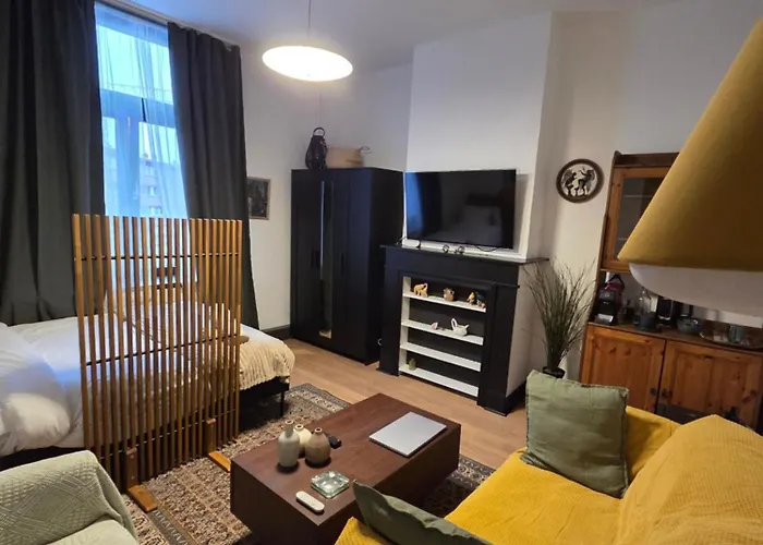 The Amber Lounge, 1040