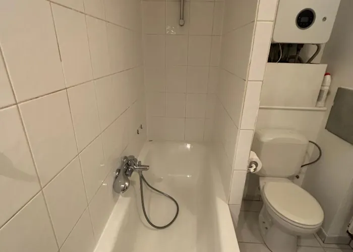 Modern 1br And Sofa Bed Near Airport דירה *