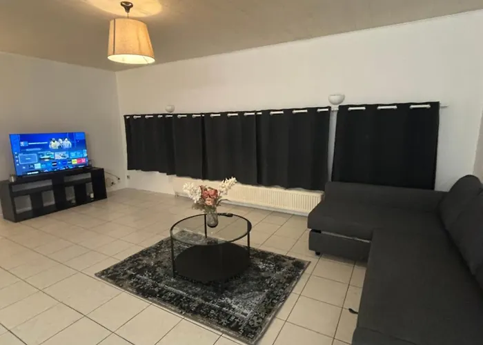 דירה Modern 1br And Sofa Bed Near Airport *