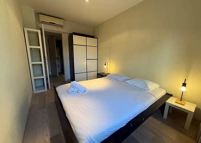 With 2 Bedrooms - Sleeps 6 *