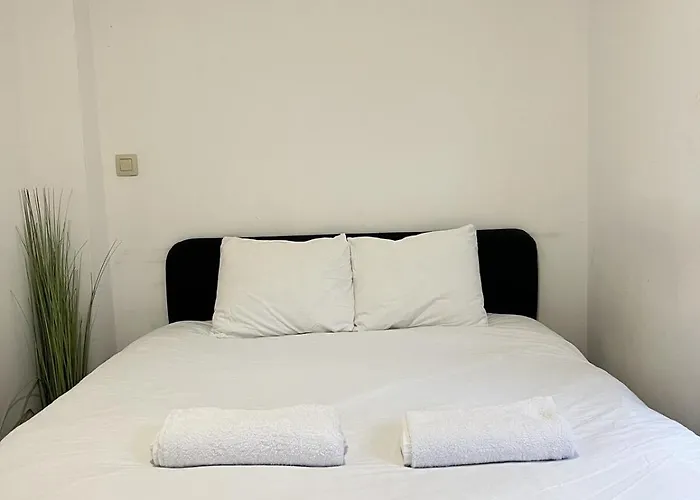 Spacious For 6 Near Center Of