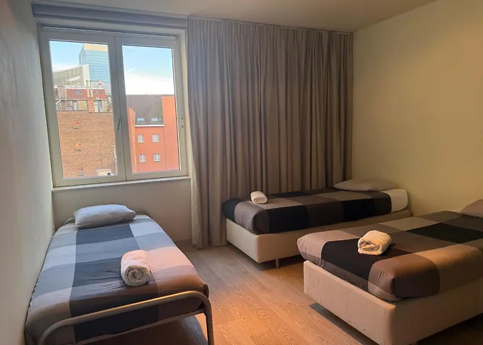 With 2 Bedrooms - Sleeps 6 *