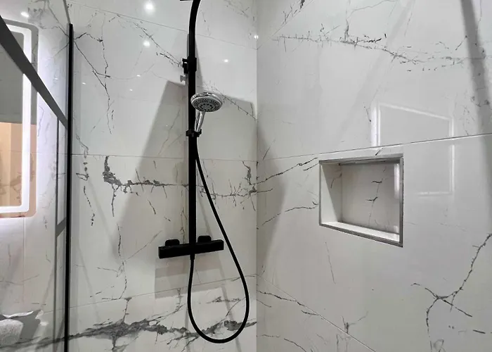 Cosy Family For Up To 9 Guests Near Midi Station Διαμέρισμα *