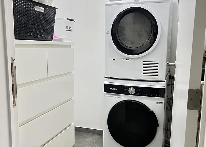 Spacious For 6 Near Center Of