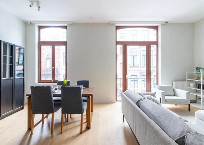 Quiet Near European District Daire