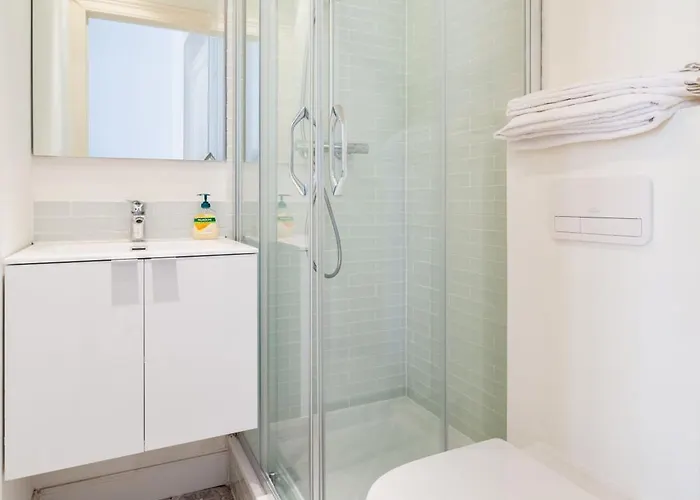 1 Bedroom W Kitchen And Bathroom In Trendy St Gilles *