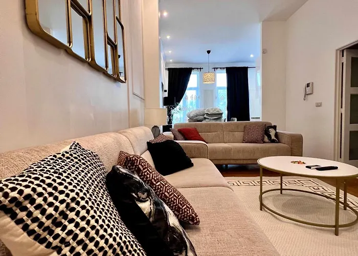 Cosy Family For Up To 9 Guests Near Midi Station