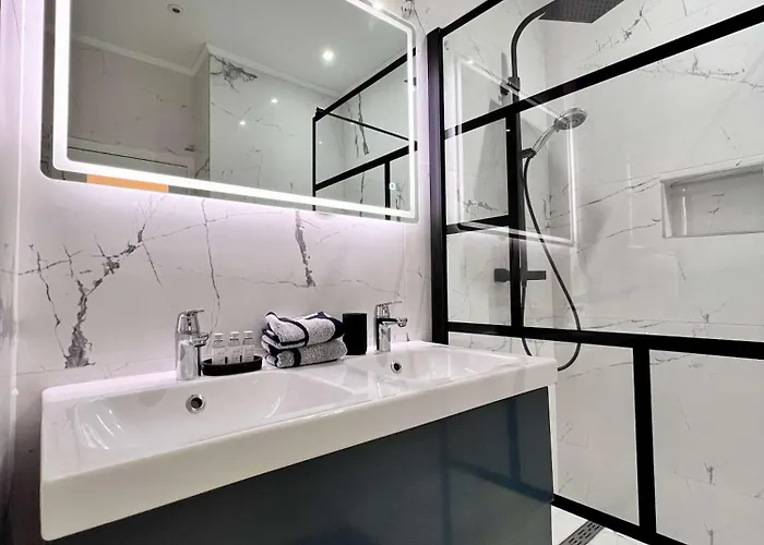 Cosy Family For Up To 9 Guests Near Midi Station Διαμέρισμα *