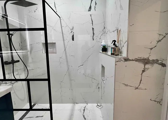 Cosy Family For Up To 9 Guests Near Midi Station Διαμέρισμα