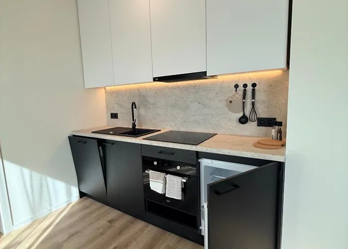 At Βρυξέλλες