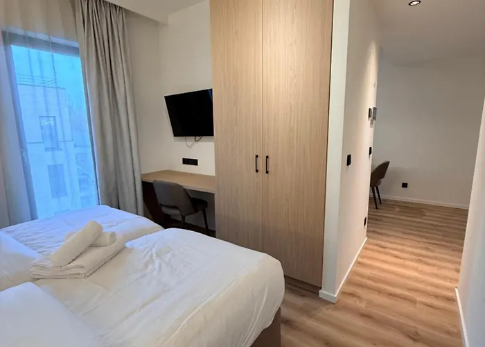 At Βρυξέλλες