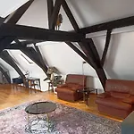 Quiet Duplex Of 120 Sqm In Historical Center 아파트 브뤼셀