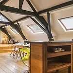 Quiet Duplex Of 120 Sqm In Historical Center 아파트