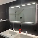 Stylish, Modern & Spacious In Apartmán