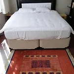 La Zarin Bed & Breakfast