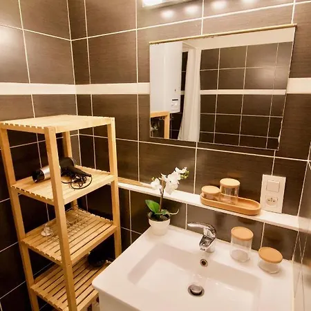 Splendid & Cosy Studio - Perfect Location 'stephanie-louise Area' Apartment