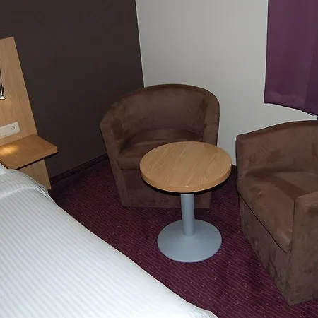 Ibis Centre Chatelain Hotel 3*
